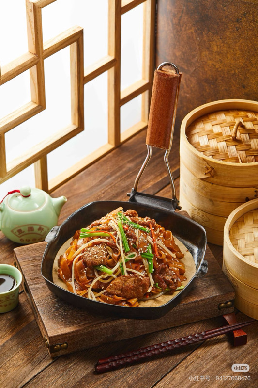 干炒牛河 Pâtes de riz fraîches sautées au bœuf 