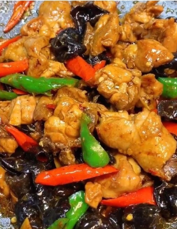 木耳辣椒炒鸡肉Poulet aux champignons noirs épicés