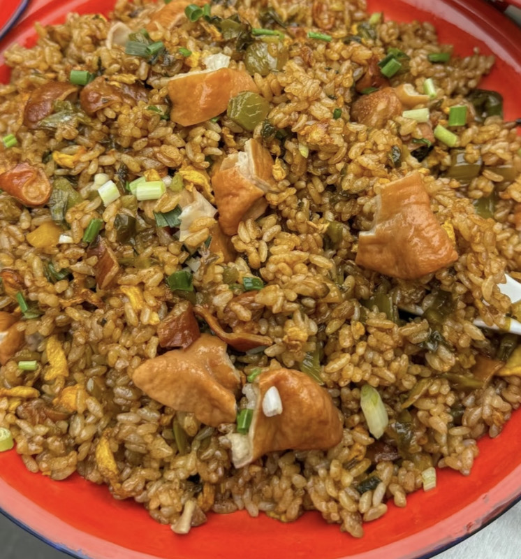 招牌酸菜肥肠炒饭