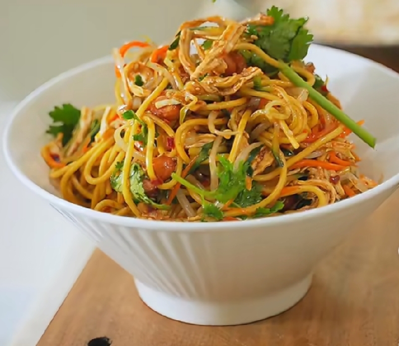 麻辣鸡丝凉面 Nouilles de blé froides au poulet épicé