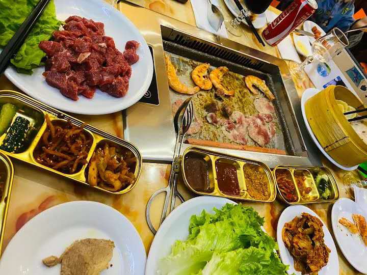 头盘 + 烤肉 + 主食 + 甜品 29.80/人，Entrée + viande et légumes grillées + accompagnement + desserts