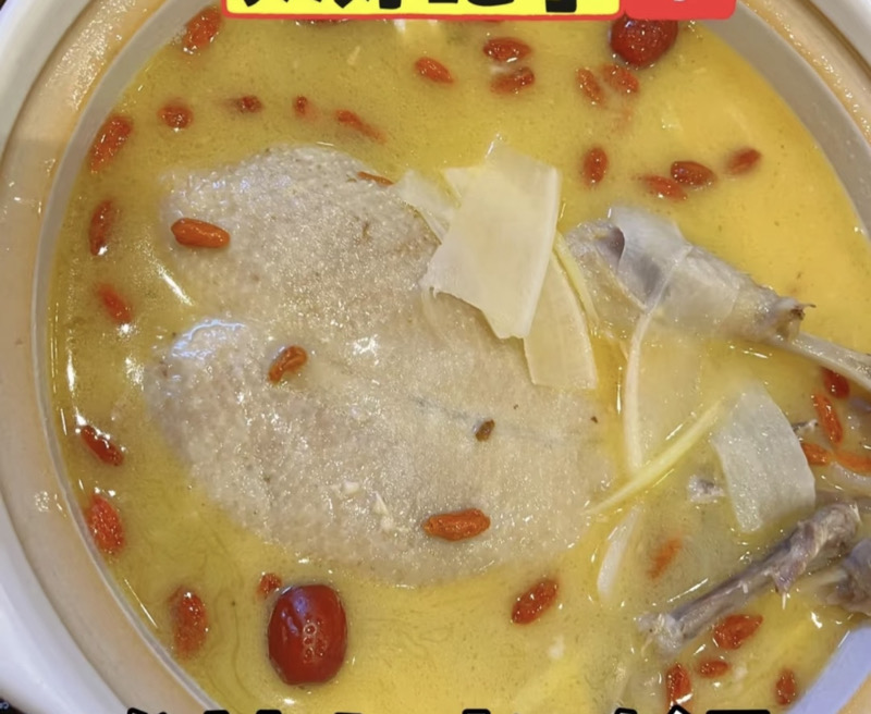 🌹2-3人份酸萝卜老鸭汤，可以加涮菜