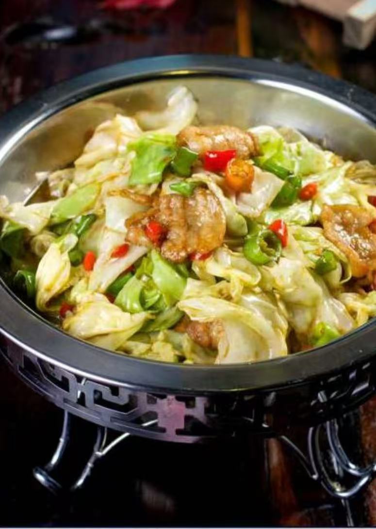 干锅手撕包菜（五花肉） Chou sauté au Wok épicé avec poitrine de porc 