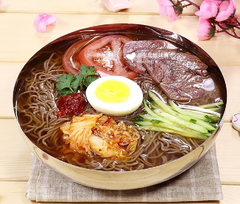 朝鲜荞麦冷面Soupe Froide Coréenne aux Nouilles de  sarrasine (Naengmyeon) avec boeuf et oeuf et légumes marinés 