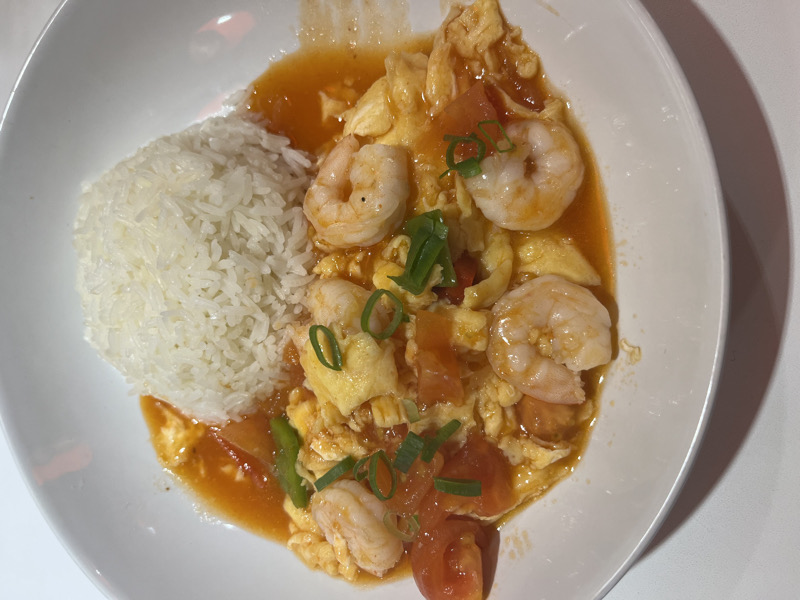 Crevettes sautées aux tomates et œufs brouillés soyeux