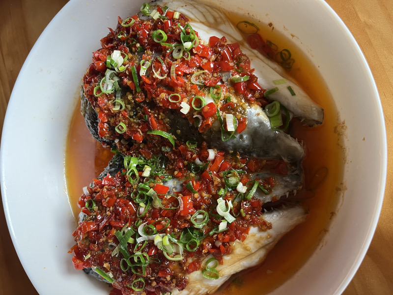 剁椒鱼头Tête de poisson à la sauce de piment haché