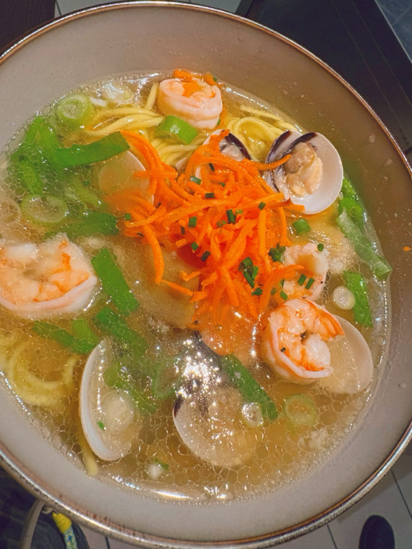 pâtes de riz soupe coquillages et crevettes