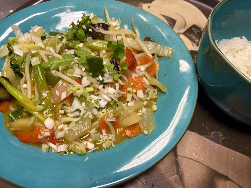 Légumes sautés au curry accompagnés de dit nature