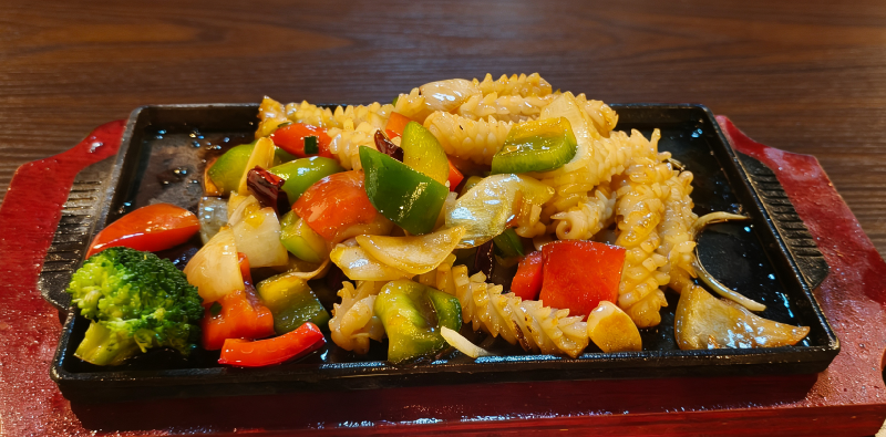 P10 Calmar sauté sur plaque chauffante 铁板鱿鱼