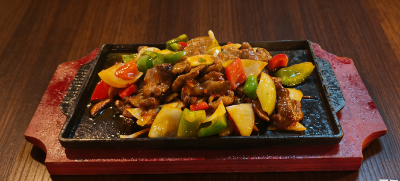 P8 Bœuf piquant sur plaque chauffante 🌶️ 铁板辣子牛肉