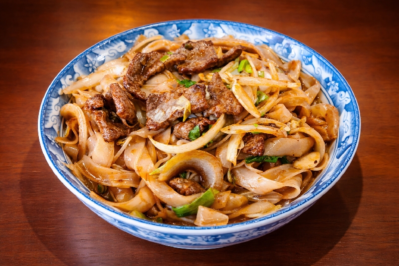 N8 Pâte de riz sauté au bœuf 干炒牛河