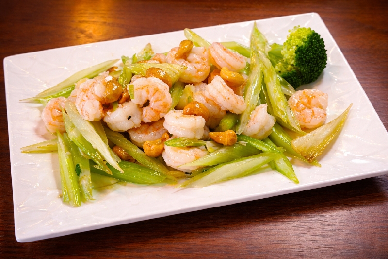 P16 Crevettes sautée au céleri et noix de cajou 腰果虾仁