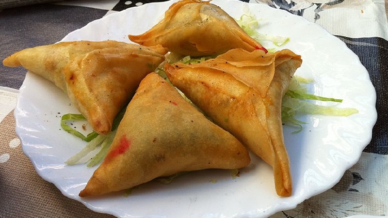 E4 Samoussa au bœuf 牛肉三角– 4 pièces