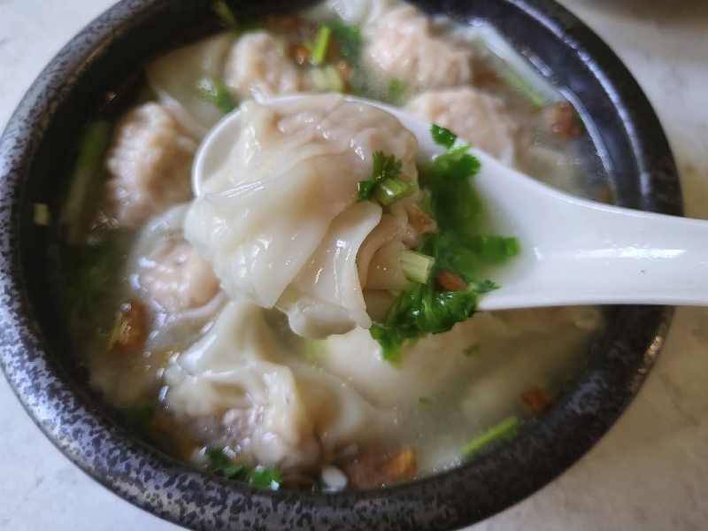 S3 Soupe de raviolis au porc 馄炖汤3 pièces
