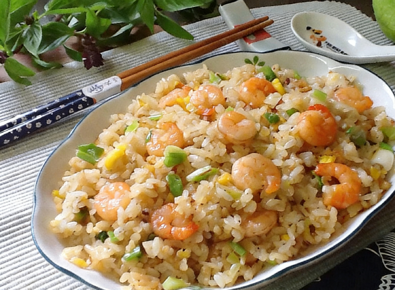 R2 Riz sauté au crevette (Riz blanc, crevette, poireau, œuf, poivrons, petit bois) 虾仁炒饭