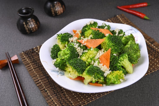 P22 Brocolis sautés à l’ail 蒜蓉西蓝花