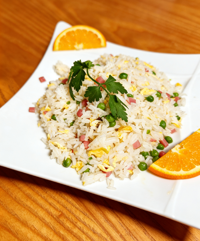 R1 Riz cantonnais (Riz blanc, jambon de dinde, poireau, œuf, petit bois) 广东炒饭