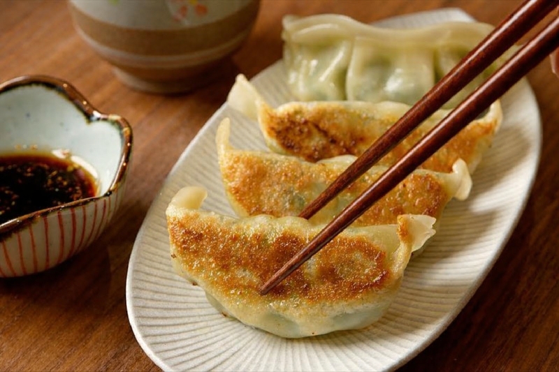 E8 Gyoza au poulet grillé 煎饺– 4 pièces