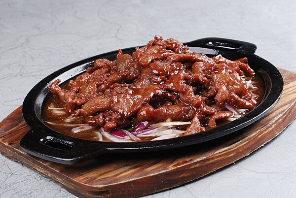 P7 Bœuf aux oignons sur plaque chauffante 铁板洋葱牛肉