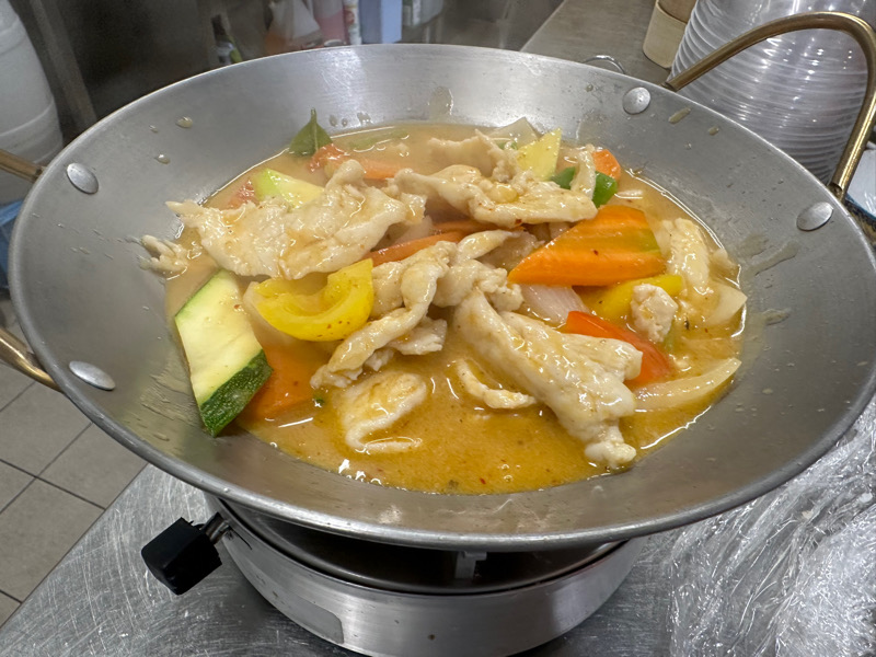 403 Émincé de poulet sauté, sauce au curry rouge 红咖啡鸡肉