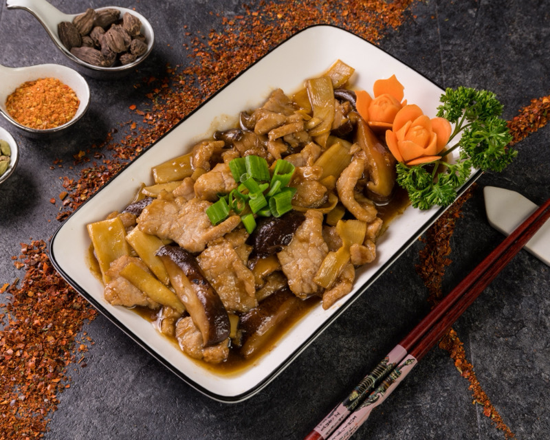 54. Porc sauté aux pousses de bambou et aux champignons parfumés (sans riz)