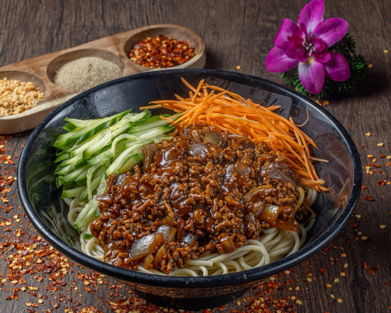 125.Pâte avec sauce soja Chinoise braisée et porc haché 炸酱面