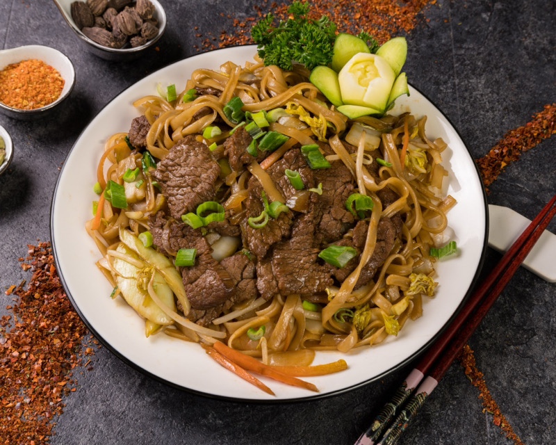 81. Nouilles de RIZ sautées au poulet / boeuf / crevettes鸡 牛 虾 河粉