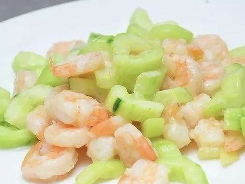 Crevettes sautées au concombre