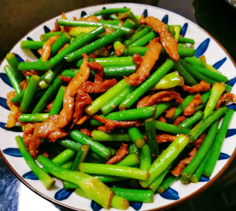 Pousses d’ail sautées avec porc haché