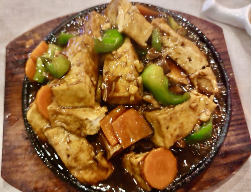 Tofu grillé et champignons parfumés sur plaque chauffante