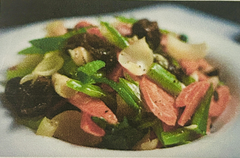 Légumes et champinons noirs