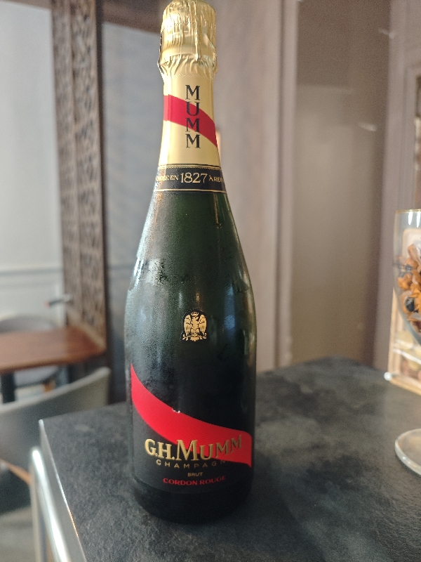 Champagne.  mumm 