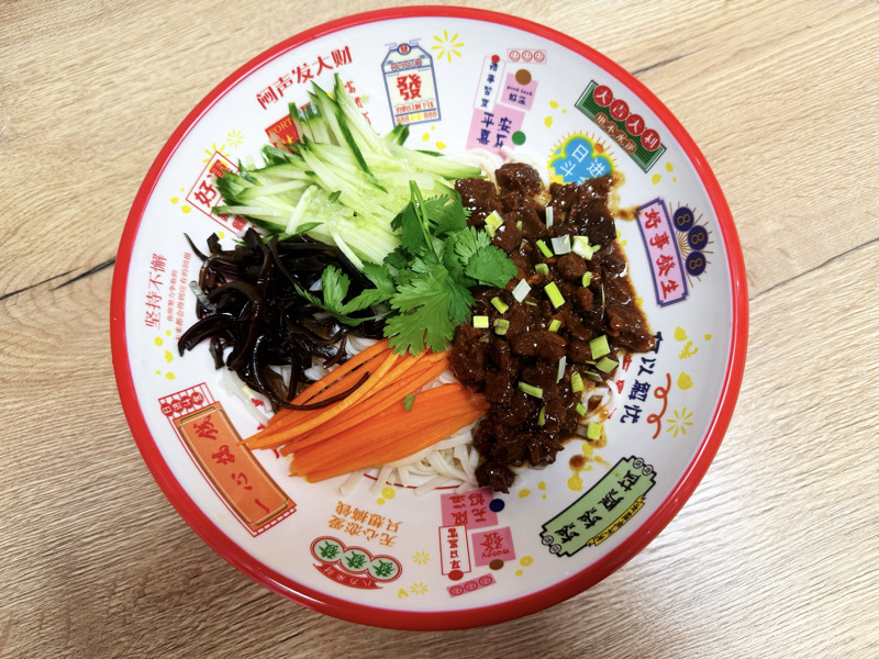 牛肉炸酱面【冷/热】
Nouilles à la sauce au bœuf
【 Froid / Chaud 】