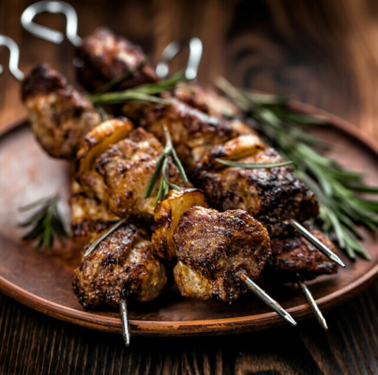 Brochettes de gigot d'Agneau grillées garnies