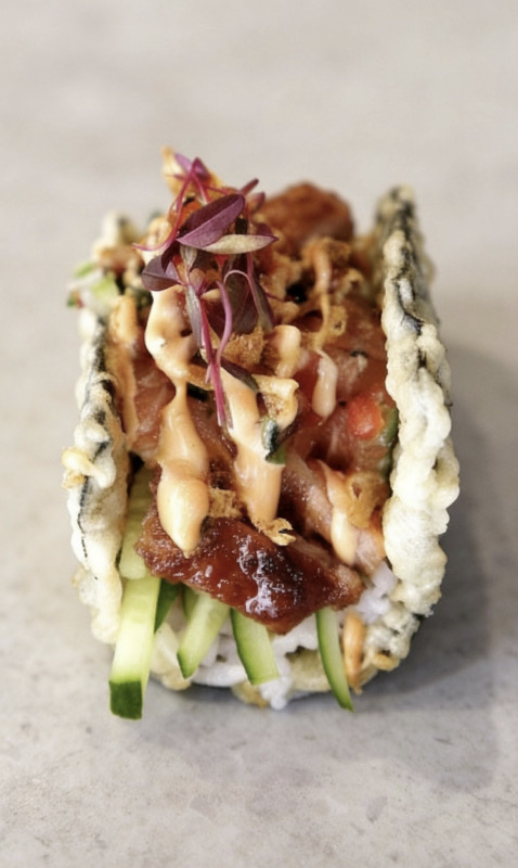 77. Taco pato asado con pepino 