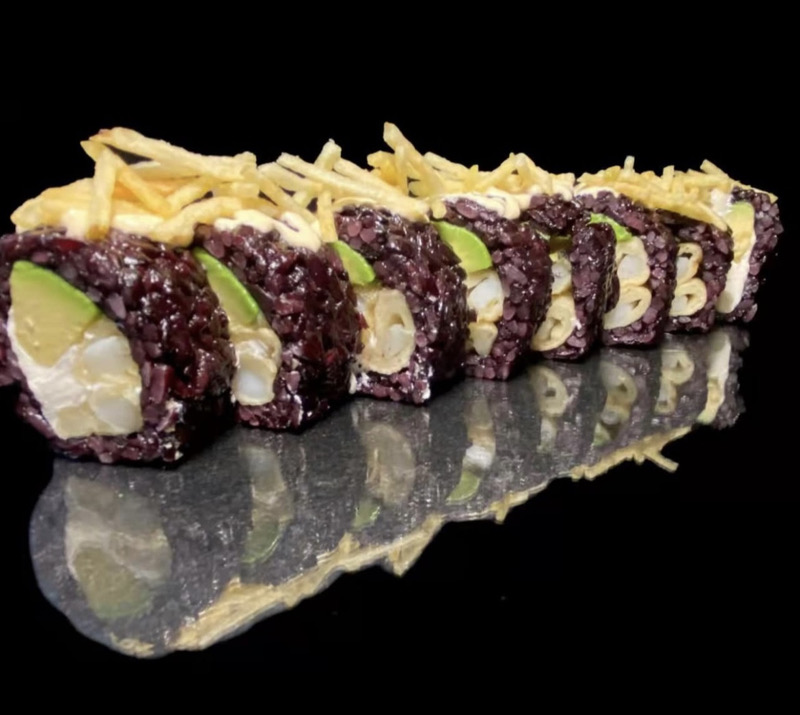 55. Roll tempura sepia aguacate y queso 