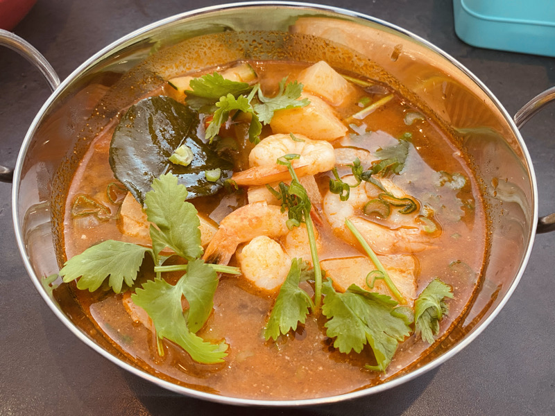Soupe Tom Yum aux crevette et ananas