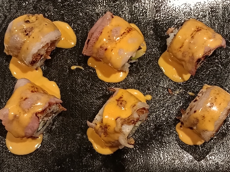 California saumon topping bacon cheese