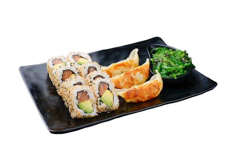 PL21. 1 soupe, 1 salade chou,8 California saumon avocat,3 gyoza poulet avec salade algue