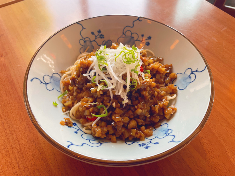 134.Nouille mélangées à l’aubergine braisée (Végétarien)茄子拌面（素）