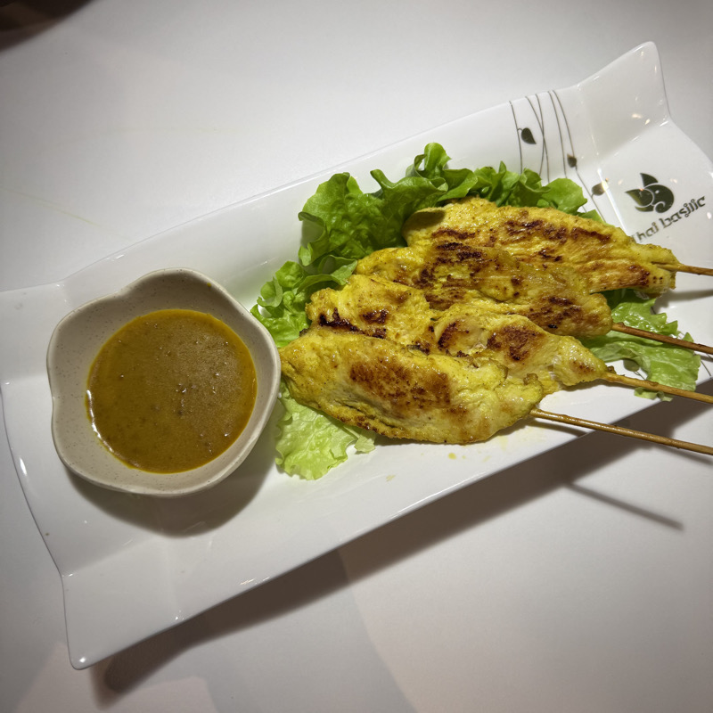 21. Brochettes de poulet à la sauce satay (4 pièces)