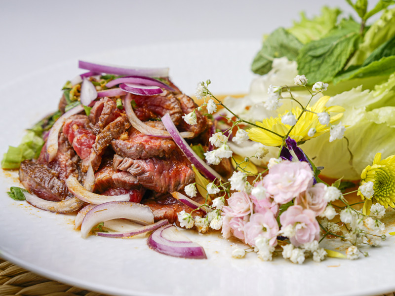 16. Salade de bœuf grillé à la citronnelle🌶️