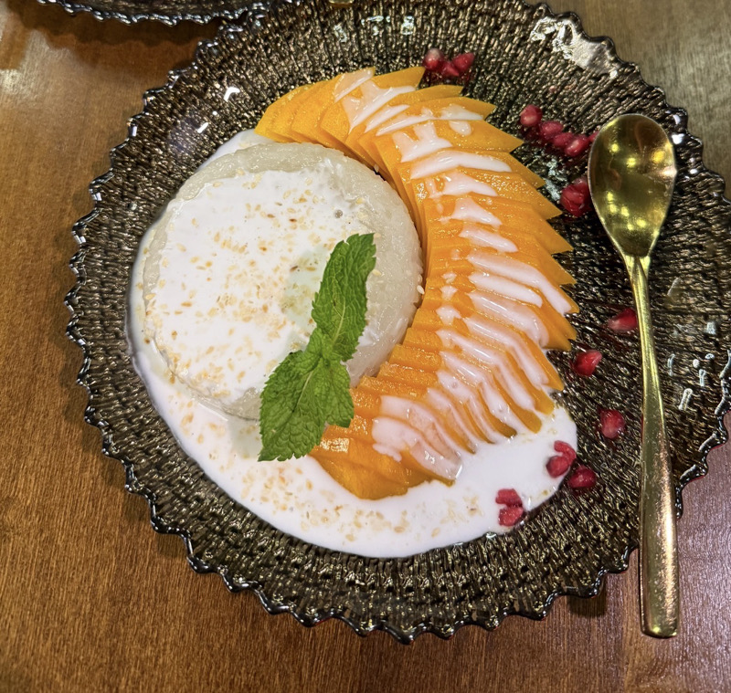 D4. Riz gluant au laitde coco et mangue fraîcheavec lait de coco