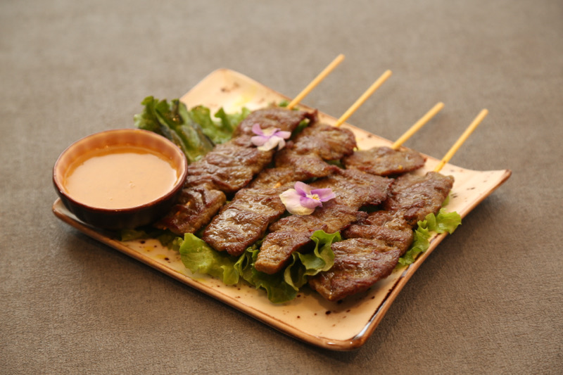 22. Brochettes de boeuf à la sauce satay (4 pièces)