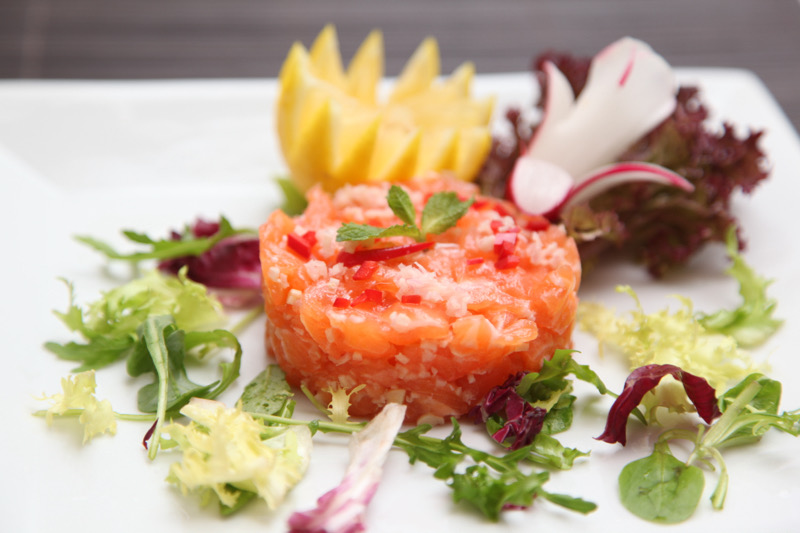 13. Tartare de saumon cru à la citronnelle🌶️