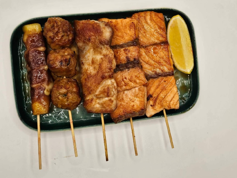2 brochette saumon,1 poulet,1 boulettes poulet,1 bœuf fromage,1soupe miso,1 salade choux,1 riz nature.