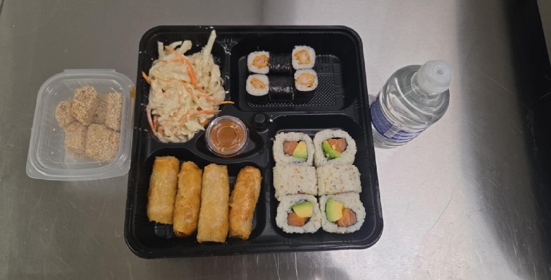 Supercombo: 6 california saumon, 6 maki chicken