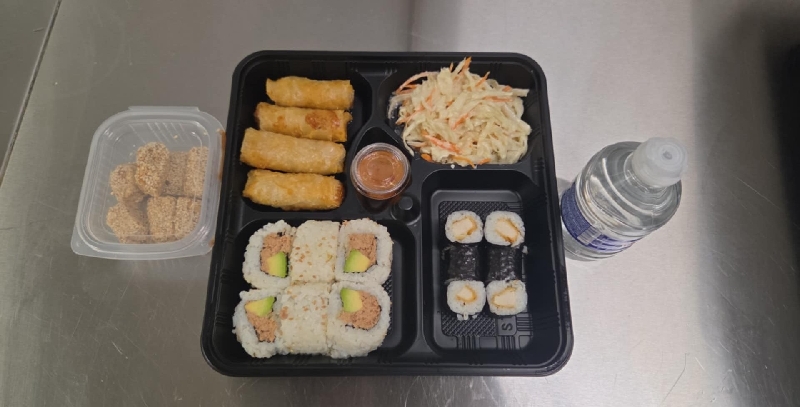 Supercombo: 6 california thon cuit, 6 maki chicken.