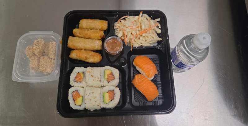 Supercombo: 6 california saumon, 2 sushi saumon