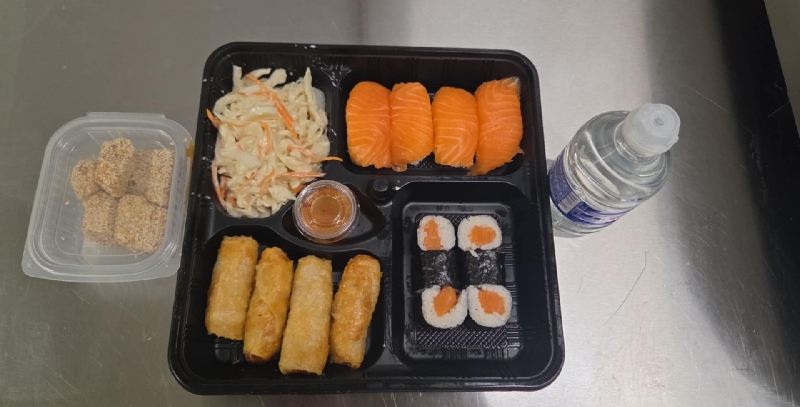 Supercombo: 6 maki saumon, 4 sushi saumon